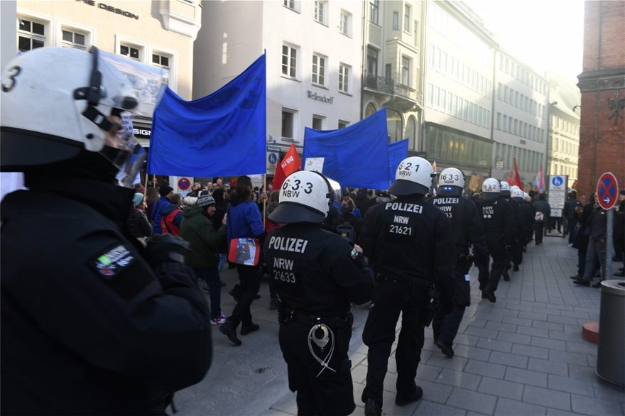 Διάσκεψη Μονάχου: Άνδρας από το Ιράν προσπάθησε να αυτοπυρποληθεί – Περιλούστηκε με βενζίνη σε διαδήλωση (φώτο)