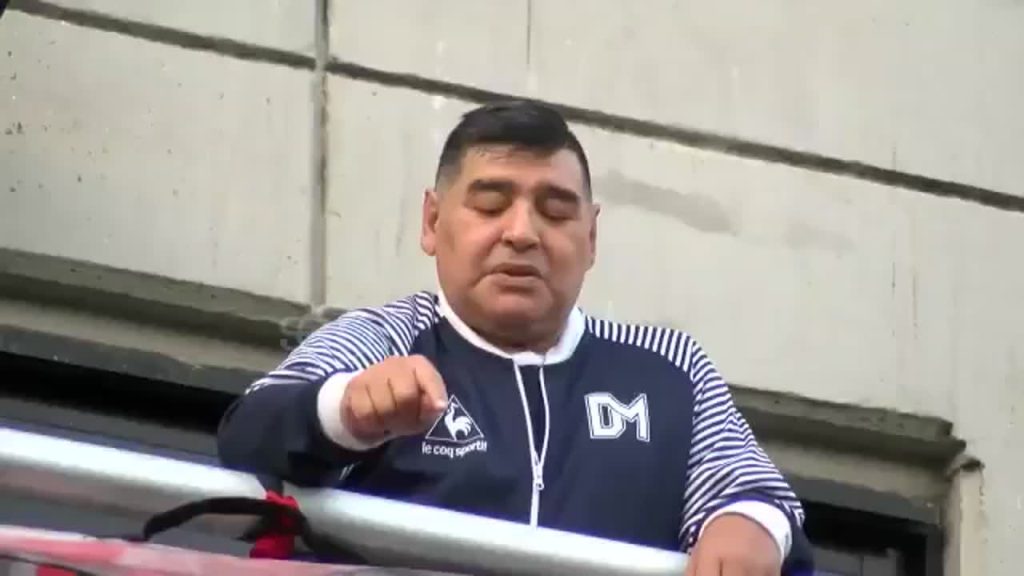 Φανταστική ατμόσφαιρα: Δείτε πως υποδέχθηκαν τον Ν.Α. Μαραντόνα οι οπαδοί της Νιούελς (φώτο – βίντεο)