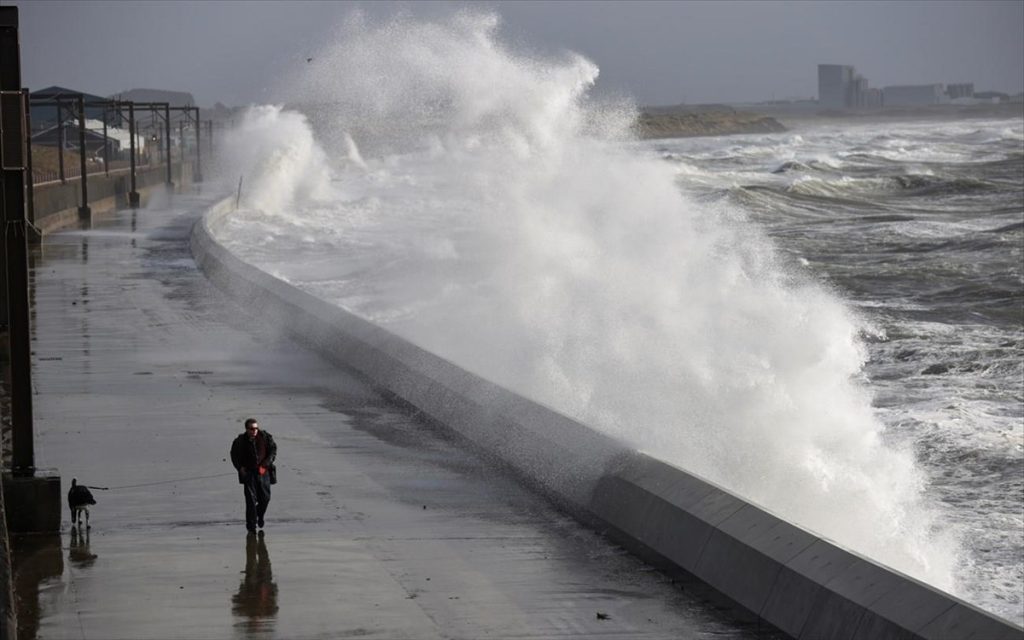 Πλάνα drone από την καταιγίδα «Κιάρα» – Γιγάντια κύματα ψηλότερα και από κτήρια (βίντεο)