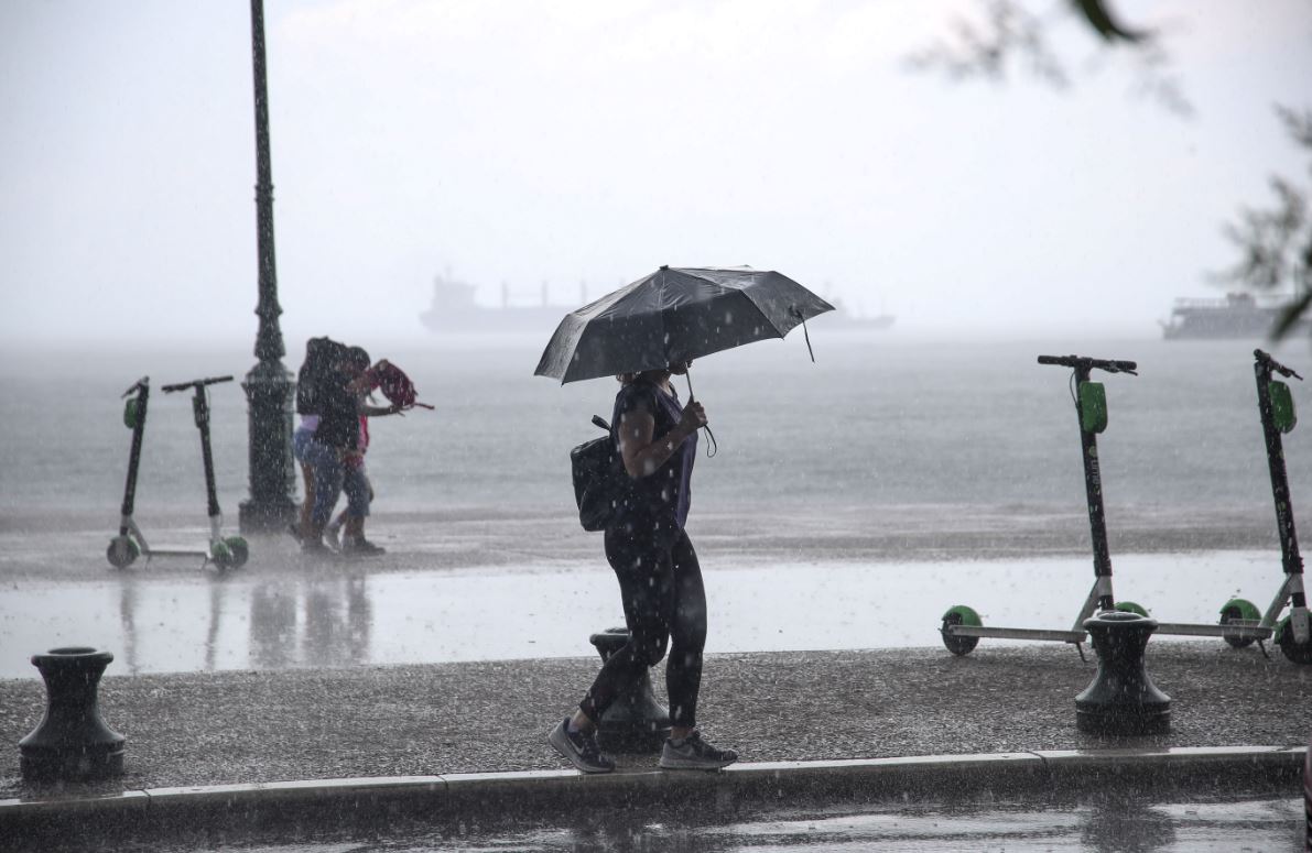 Κακοκαιρία: Ισχυρές νυχτερινές βροχές στο Αιγαίο – Σε διάστημα δυόμιση ωρών έπεσαν περίπου 106 χιλιοστά βροχής (φωτο)