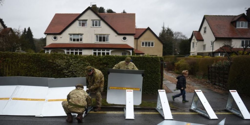 Βρετανία: Μετά την «Κιάρα» ήρθε η φονική καταιγίδα «Ντένις» – Αυξάνεται ο αριθμός των νεκρών (φώτο-βίντεο)