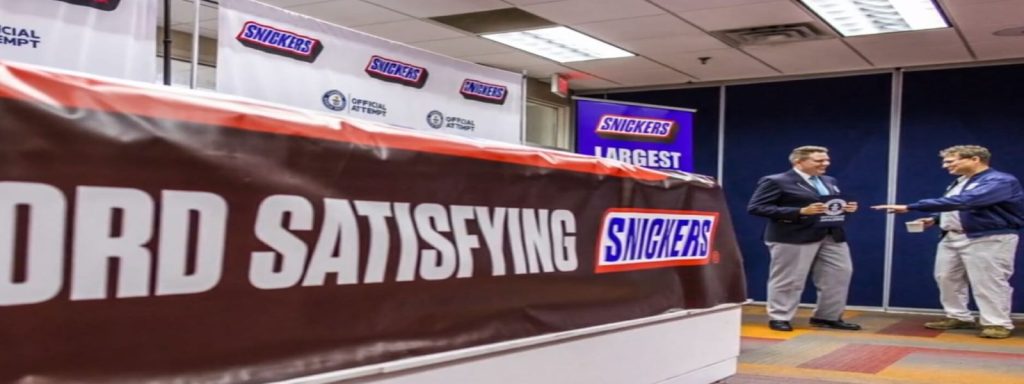 Αυτή είναι η μεγαλύτερη σοκολάτα στον κόσμο: Ζυγίζει περισσότερο από 1.800 κιλά (βίντεο)