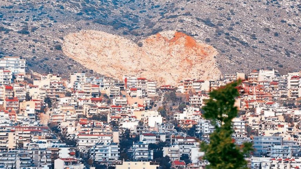 Τον γύρο του διαδικτύου κάνει η εντυπωσιακή φωταγωγημένη καρδιά από το Χαϊδάρι! (φώτο)