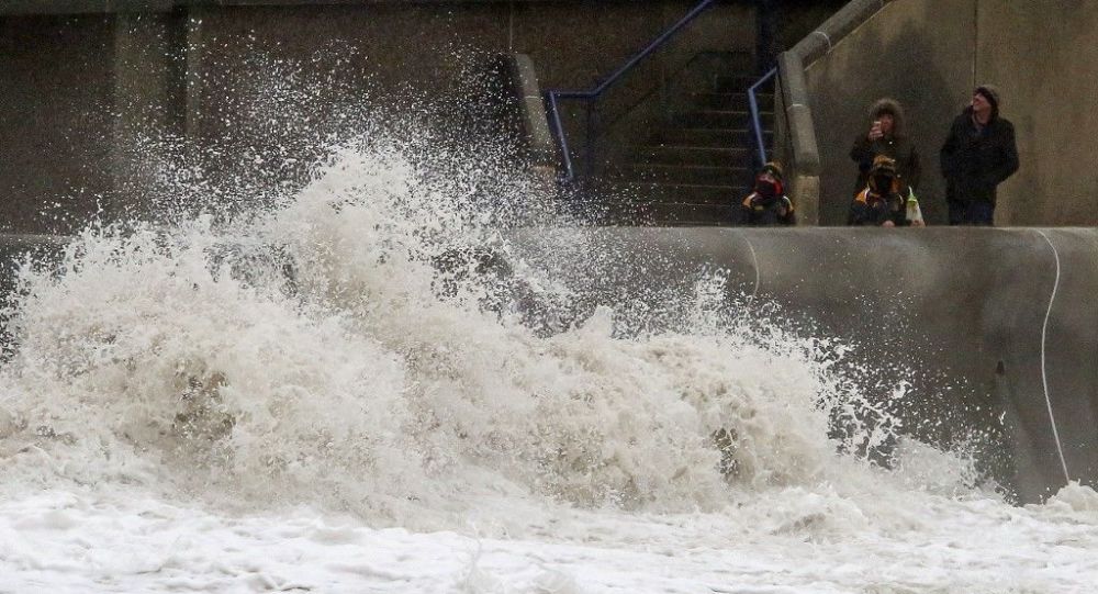 Η καταιγίδα «Ντένις» σαρώνει το Ηνωμένο Βασίλειο: Ανεμοι, πλημμύρες και δύο νεκροί (βίντεο)