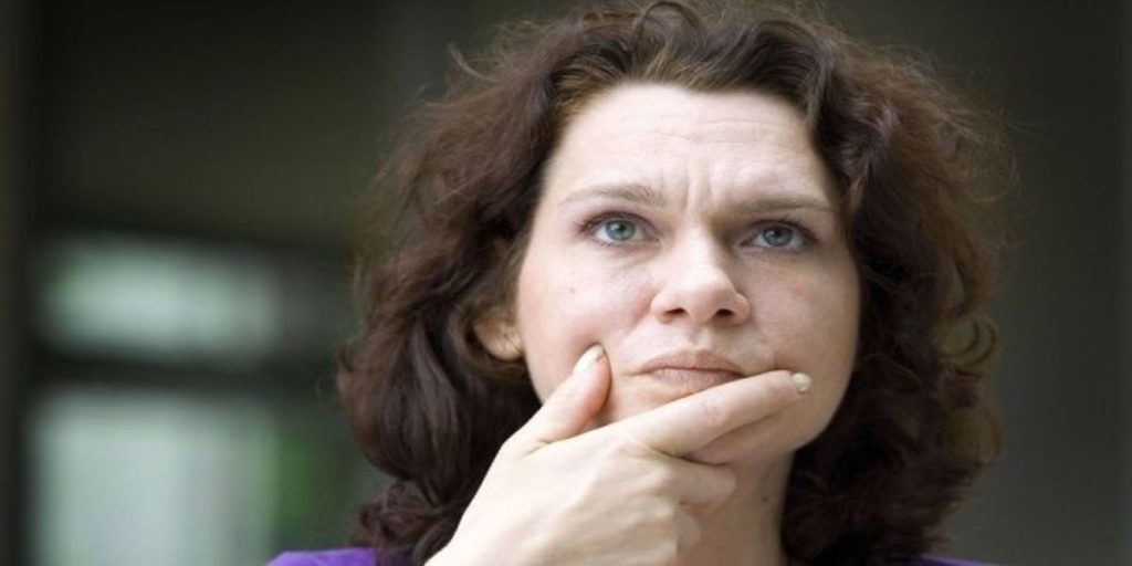 Ασλί Ερντογάν: H αυτοεξόριστη συγγραφέας από την Τουρκία – «Μια ακόμη σύλληψη θα σήμαινε τον θάνατό μου»