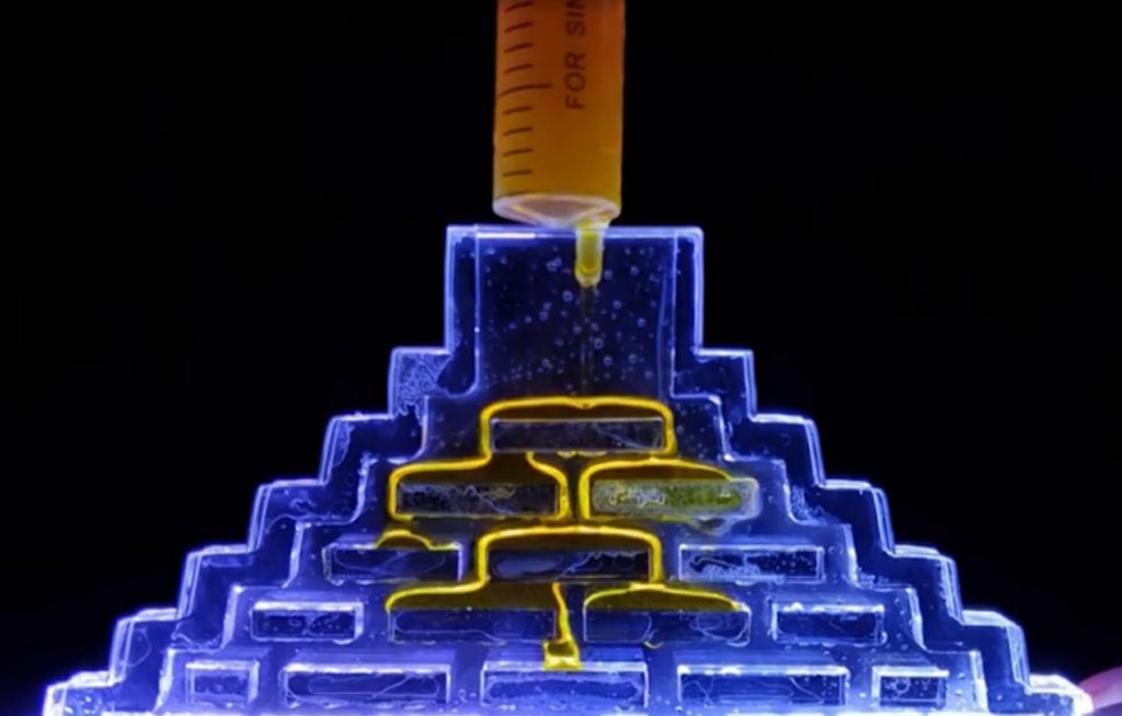 Είσαι φαν των κοκτέιλς; Πώς θα σου φαινόταν να πίνεις ένα ποτό και να… λάμπει στο σκοτάδι; (βίντεο)