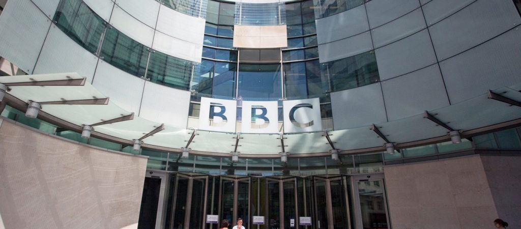Δημοσιογράφος του BBC προειδοποίησε τους καλεσμένους τους: «Δεν ανταλλάσσουμε χειραψίες, ούτε φιλιόμαστε»