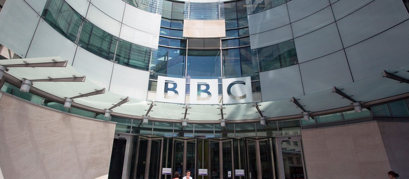 Δημοσιογράφος του BBC προειδοποίησε τους καλεσμένους τους: «Δεν ανταλλάσσουμε χειραψίες, ούτε φιλιόμαστε»