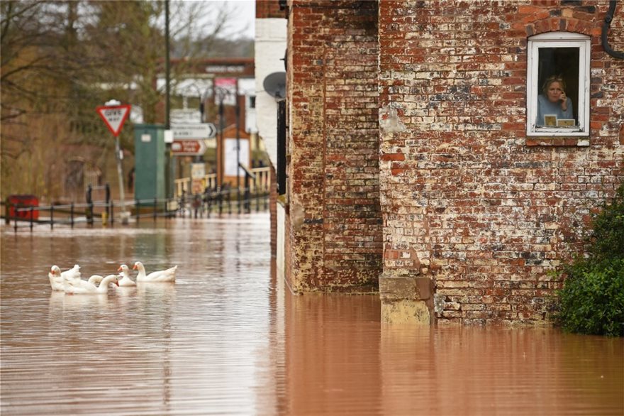 Καταιγίδα «Ντένις»: Ακυρώσεις πτήσεων και πλημμυρισμένα σπίτια στη Βρετανία