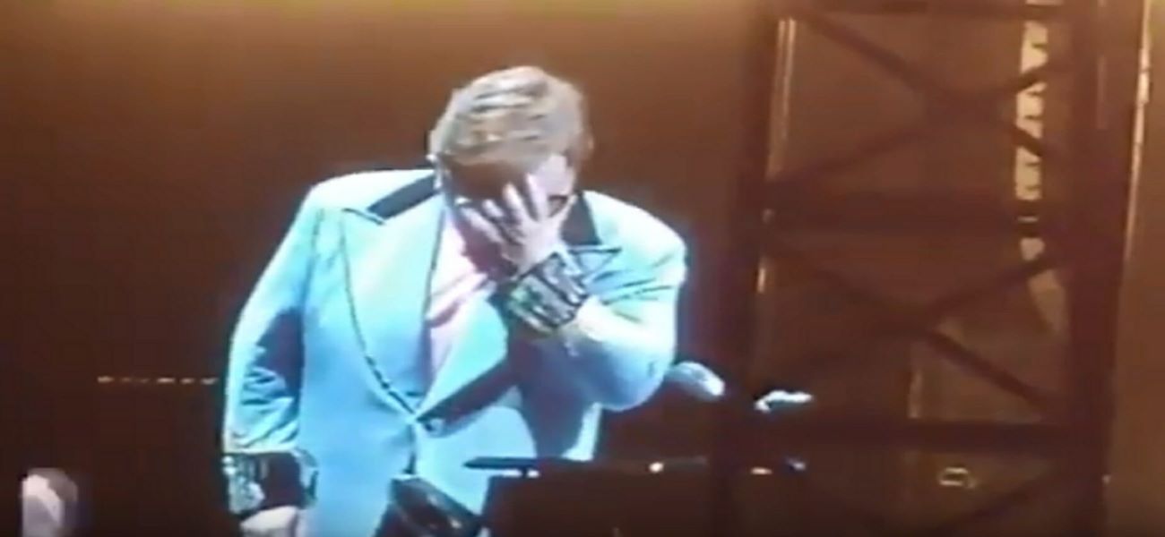 Κατέρρευσε στη σκηνή ο Έλτον Τζον: «Έχασα εντελώς τη φωνή μου – Πρέπει να φύγω» (βίντεο)