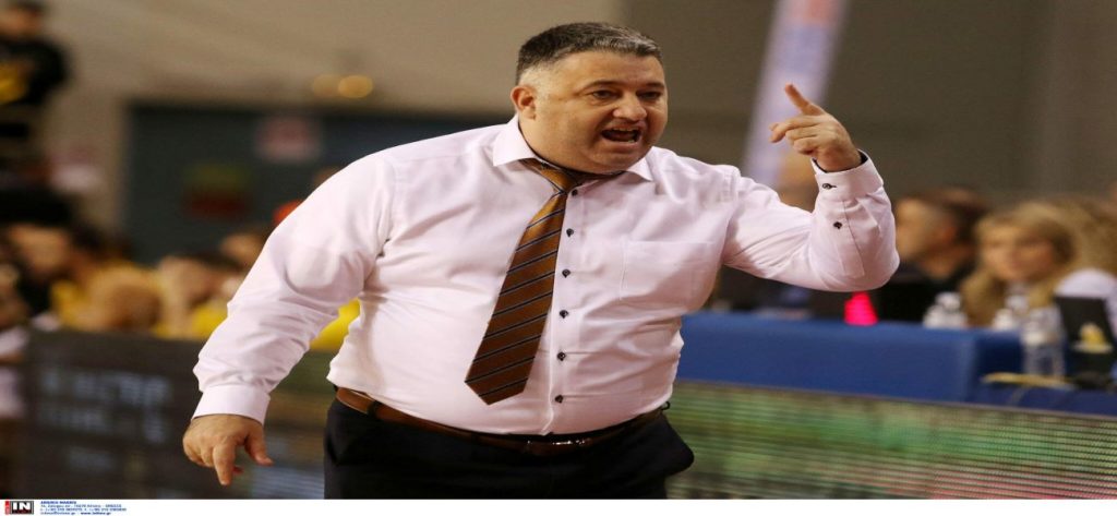 «Τρελάθηκε» ο προπονητής του Προμηθέα: Κατευθύνθηκε μαινόμενος προς τους διαιτητές – «Ντροπή σου!» (βίντεο)