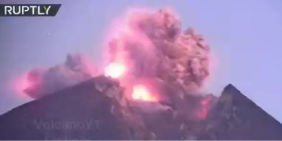 Ινδονησία: Το ηφαίστειο Μεράπι «ξαναζωντανεύει» – Δείτε τη στιγμή που εκρήγνυται (βίντεο)