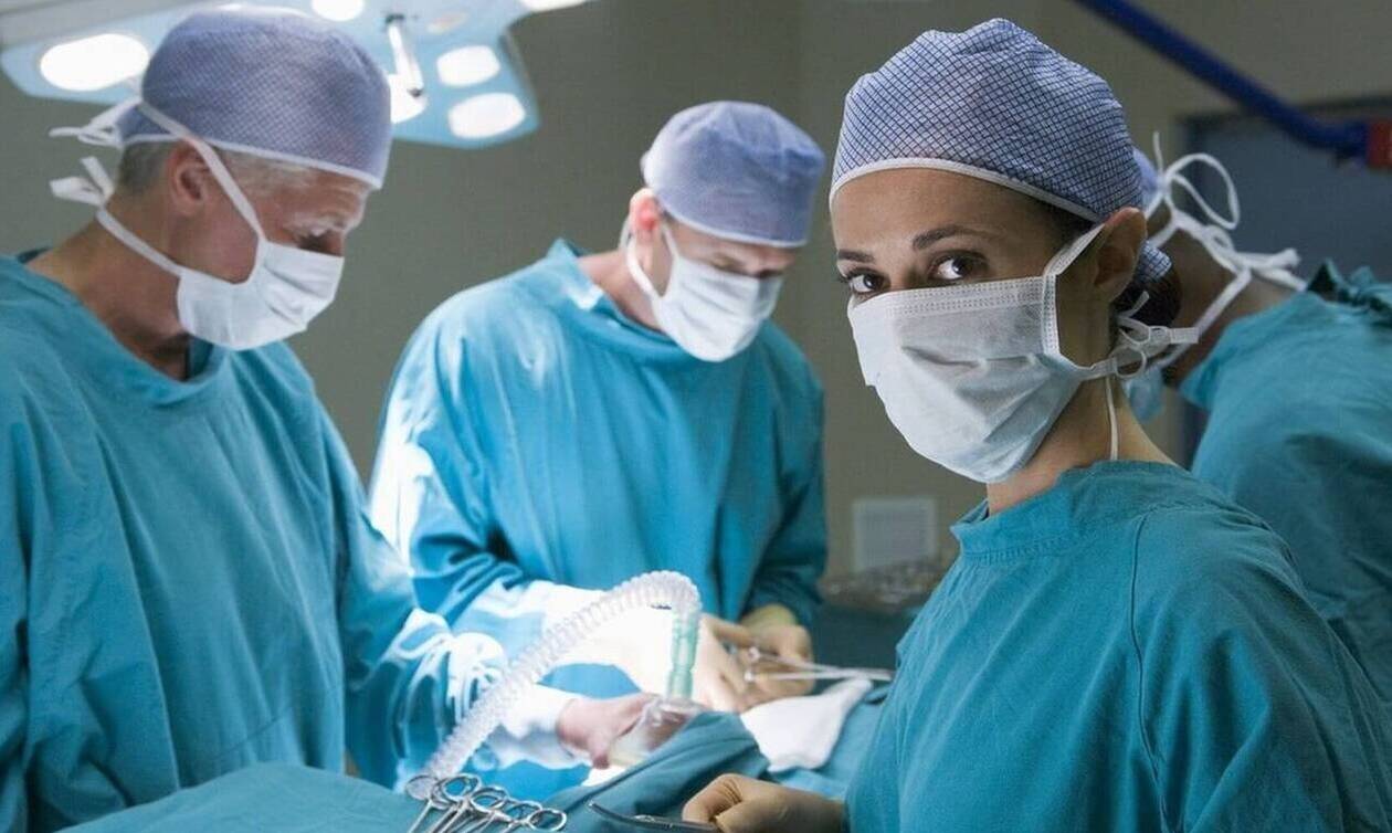 Έχετε αναρωτηθεί; – Γιατί οι χειρουργοί φοράνε πράσινες ή μπλε στολές;