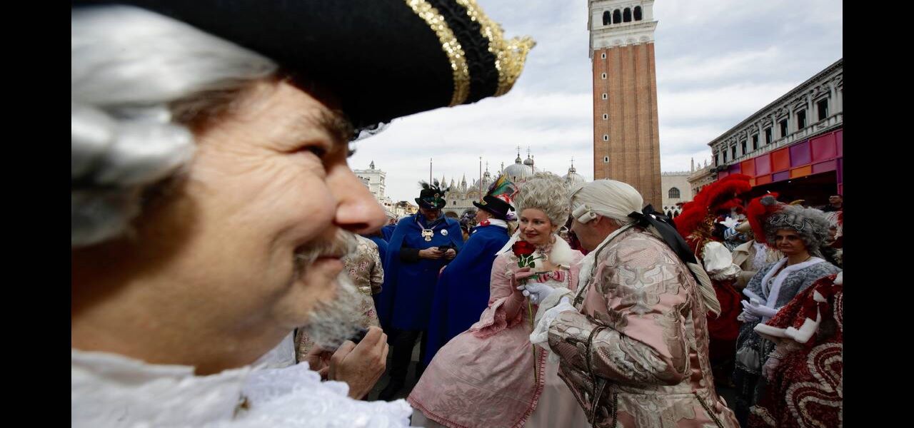 Βενετία: Το καρναβάλι που γυρίζει το χρόνο πίσω! – Χιλιάδες παρακολούθησαν το «πέταγμα του Αγγέλου»