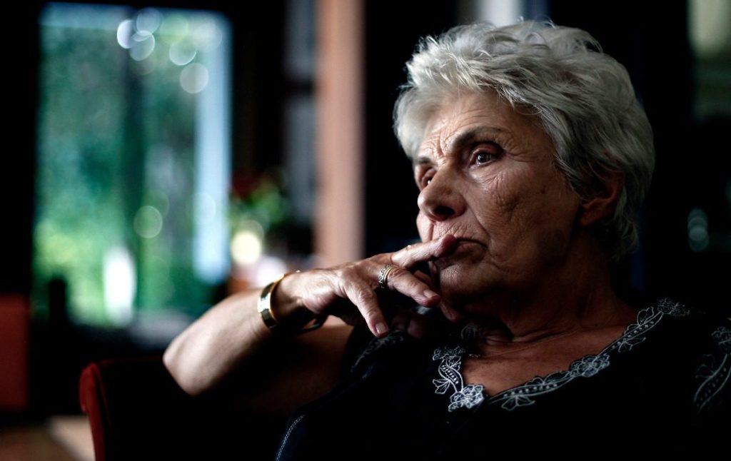 Ώρες αγωνίας για την Κική Δημουλά – Νοσηλεύεται διασωληνωμένη