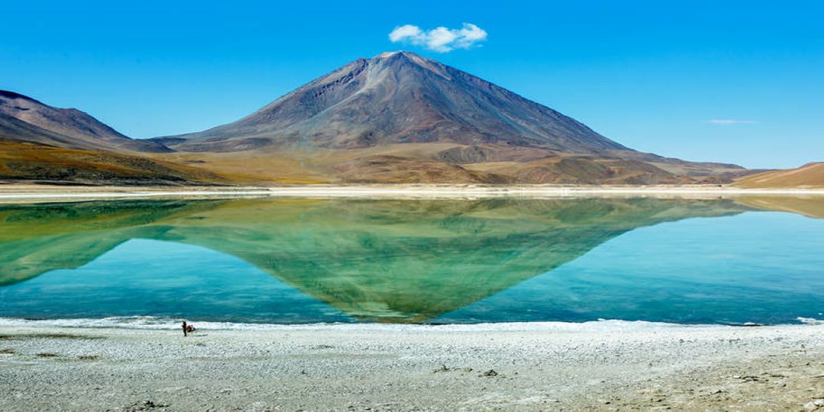 Αυτή είναι η καταπράσινη λίμνη της Βολιβίας που θα σας «μαγέψει» – Δείτε το πανέμορφο τοπίο (φώτο)