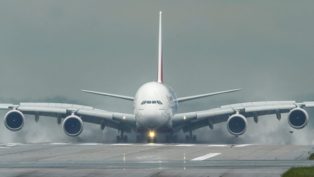 Airbus A380: Ο «γίγαντας» των αιθέρων παρασύρεται από θυελλώδεις ανέμους – Η προσπάθειά του να προσγειωθεί (βίντεο)