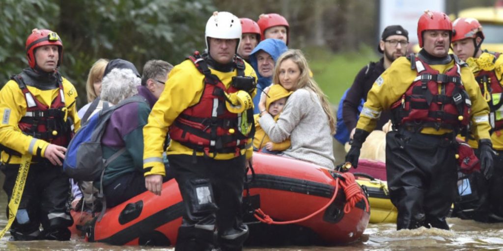 Στο έλεος της κακοκαιρίας «Ντένις» η Βρετανία: Συγκλονιστικές «μάχες» των πιλότων με τους ανέμους (φώτο-βίντεο)