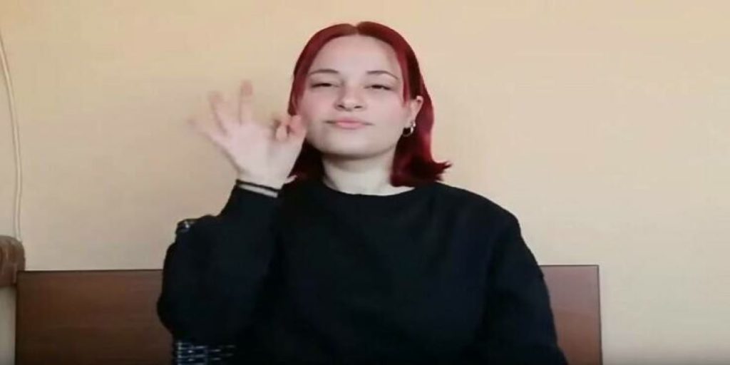 Υπέροχη πρωτοβουλία από οπαδό του ΠΑΟΚ: Τραγουδάει σύνθημα στη νοηματική γλώσσα (βίντεο)