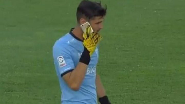 Χιλή – Συνέβη και αυτό: Πέταξαν κινητό τηλέφωνο σε τερματοφύλακα και εκείνος απάντησε