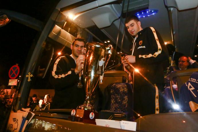 Κύπελλο Ελλάδος μπάσκετ: Θερμή υποδοχή της κυπελλούχου ΑΕΚ στο «Ελ. Βενιζέλος» (φωτο)