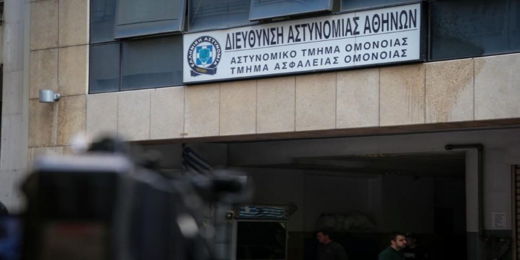 Σε διαθεσιμότητα τέθηκε ο αστυνομικός του Α.Τ. Ομονοίας που κατέβρεξε γυναίκα