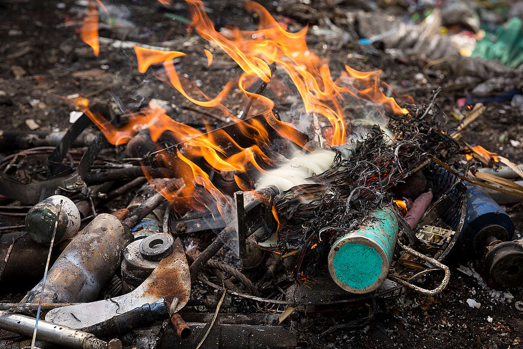 «Καμπανάκι» από τις περιβαλλοντικές οργανώσεις για την καύση απορριμάτων