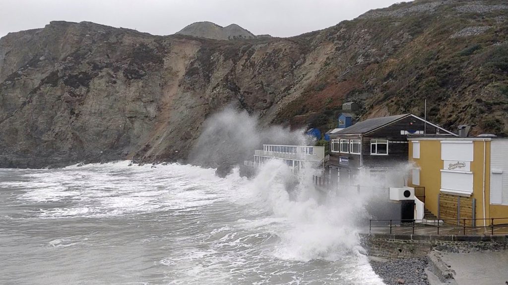 Κακοκαιρία «Ντένις»: Τρίτος νεκρός στην Ουαλία – Μεγάλα προβλήματα στις πτήσεις (βίντεο)