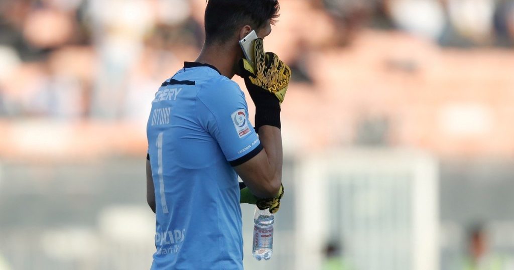 Χιλή: Πέταξαν κινητό τηλέφωνο σε ποδοσφαιριστή – Αυτός απάντησε σε κλήση (βίντεο)