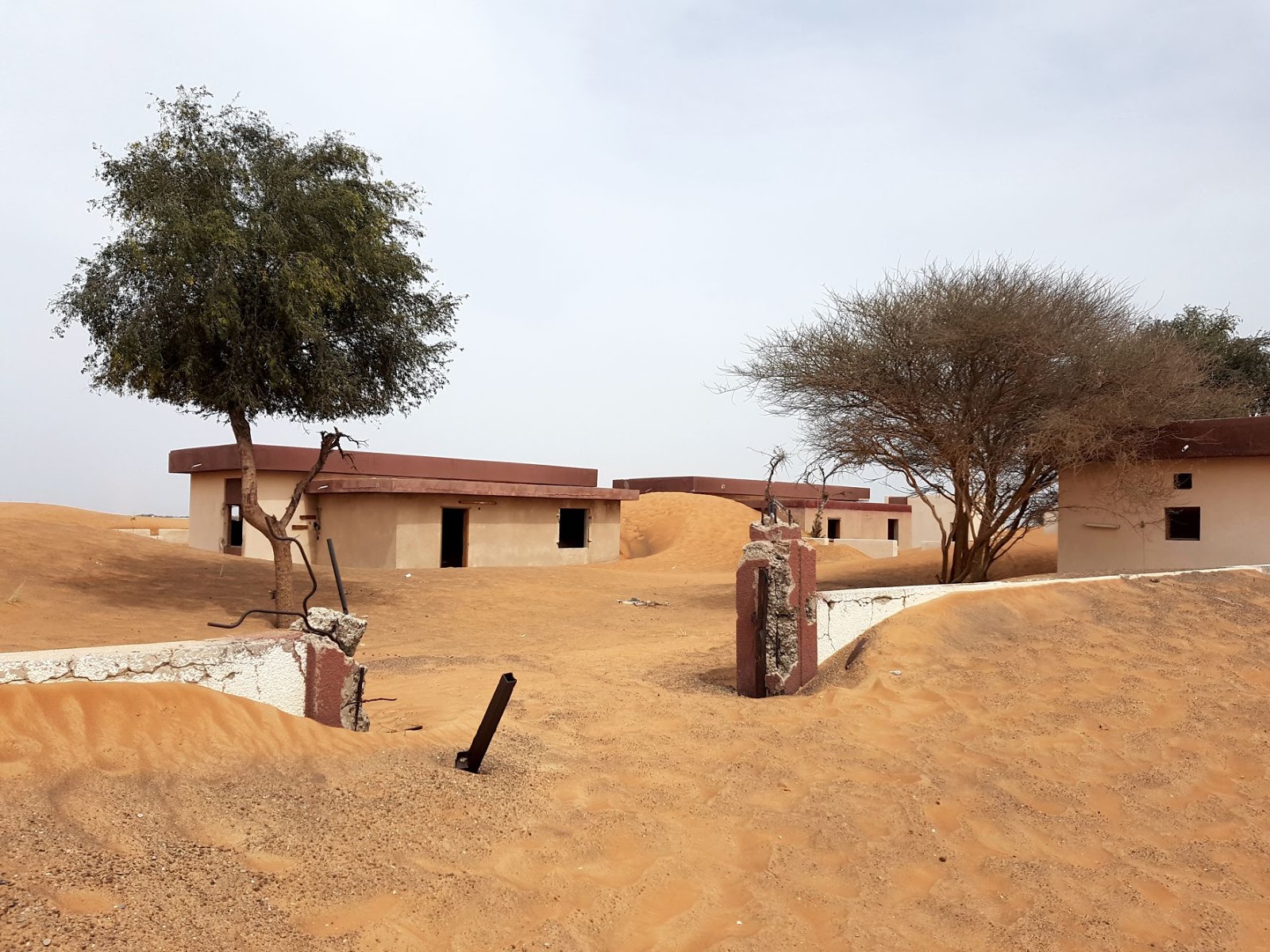 Al Madam: Το άλλοτε γραφικό χωριό που το «καταπίνει» η έρημος – Ιστορίες για πνεύματα (φώτο)