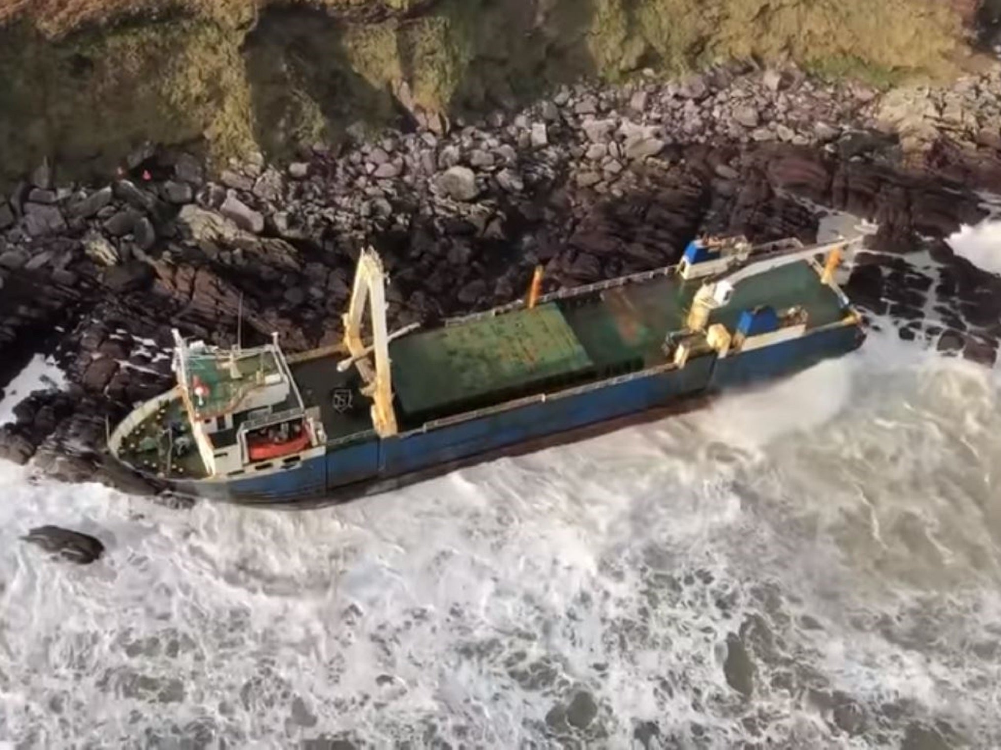 Η καταιγίδα «Ντένις» ξέβρασε πλοίο – φάντασμα στις ακτές της Ιρλανδίας! (φώτο – βίντεο)