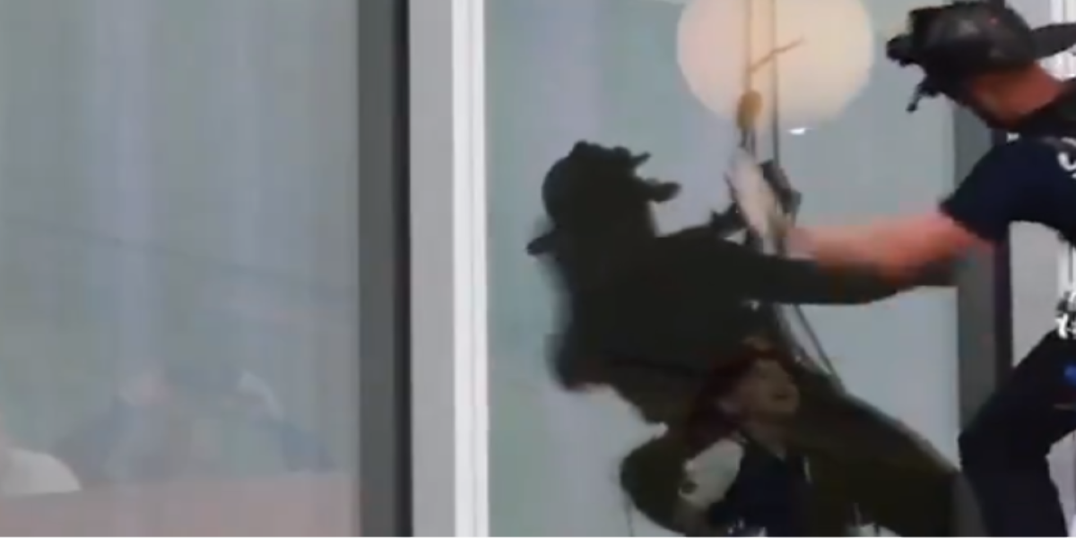 ΗΠΑ: Πυροσβέστες «κρεμάστηκαν» από οροφή νοσοκομείου για χάρη των παιδιών (βίντεο)