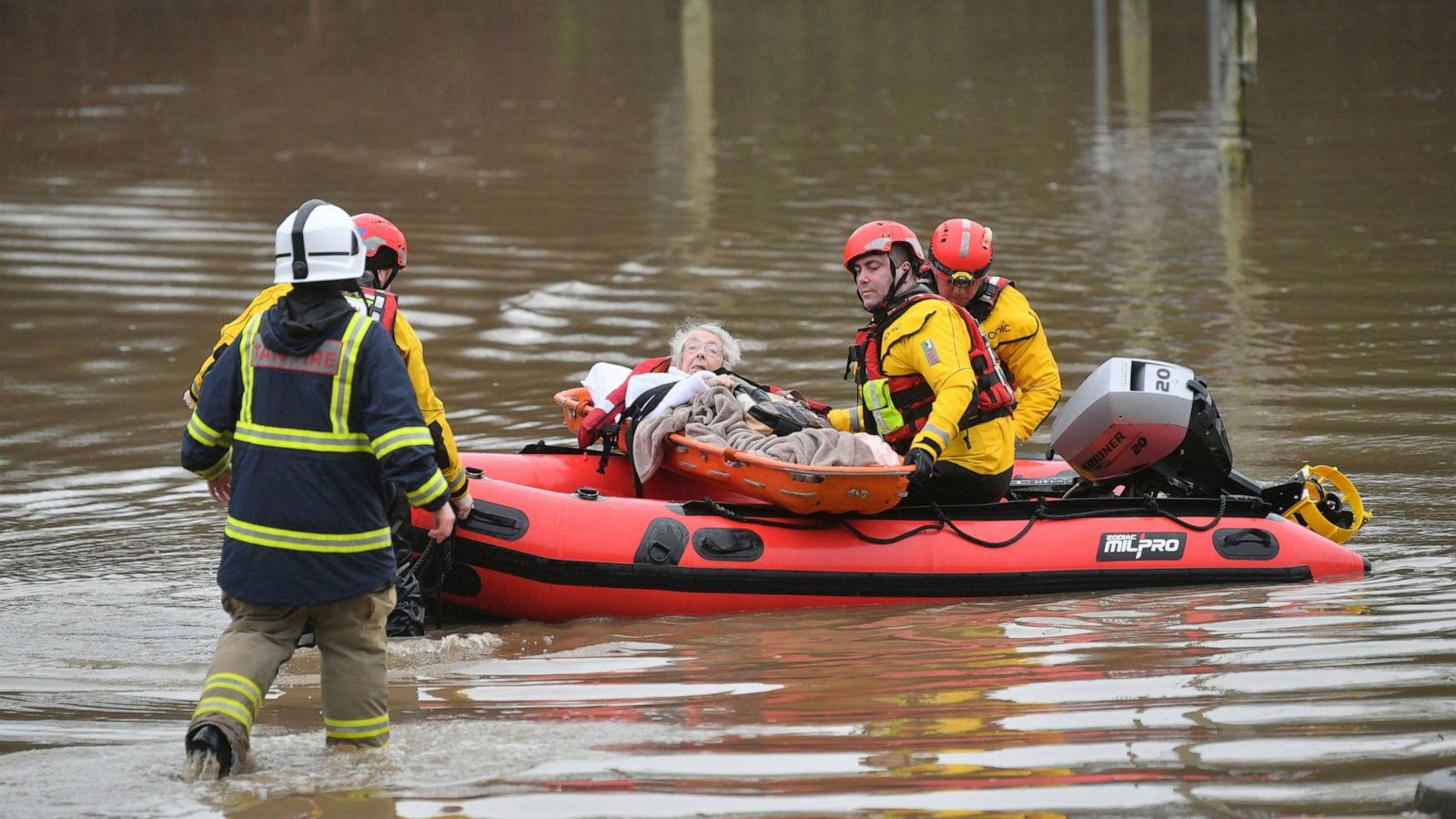 Καταιγίδα «Ντένις»: Παραμένουν πλημμυρισμένες πολλές περιοχές – Καταγράφηκε ρεκόρ «συναγερμών» (βίντεο)