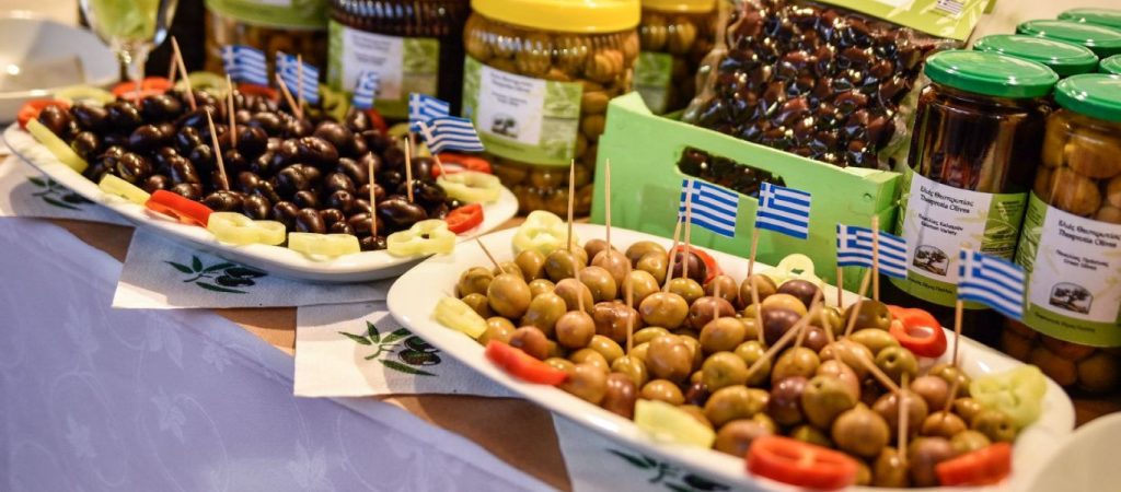 Εξαιρούνται εκ νέου τα προϊόντα ελιάς, τυριά και κρασιά της Ελλάδας από τους αμερικανικούς δασμούς