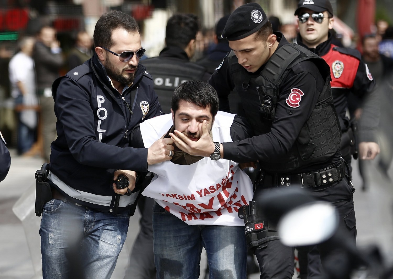 Ο Ερντογάν συνεχίζει το κυνήγι κατά των Γκιουλενιστών: Μόνο σήμερα εκδόθηκαν 700 εντάλματα σύλληψης