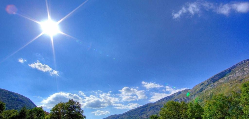 Συνεχίζεται η καλοκαιρία και αύριο – Λίγες βροχές στα δυτικά