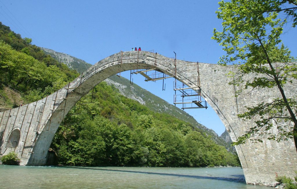 Ολοκληρώθηκε το Γεφύρι της Πλάκας – Πότε θα ανοίξει για το κοινό;