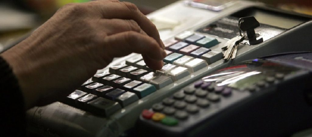 Σε ρόλο «big brother» η ΑΑΔΕ: «Τέλος» η φοροδιαφυγή – Οι ταμειακές μηχανές θα συνδέονται με το Τaxis