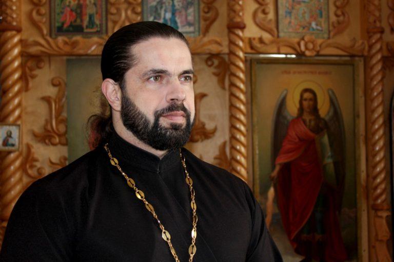 Ο… διαφορετικός ιερέας που έχει μαύρη ζώνη στο καράτε και είναι πρωταθλητής στο bodybuilding