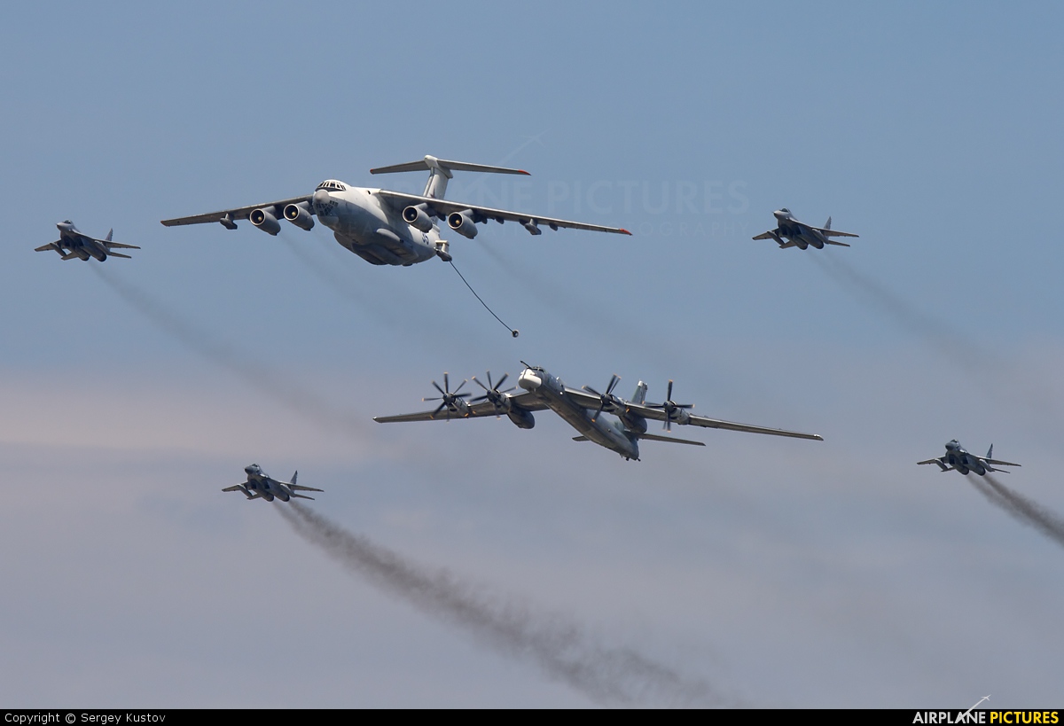 Βαλτική: Εντυπωσιακές εικόνες από εναέριο ανεφοδιασμό Su-30SM και Su-24M