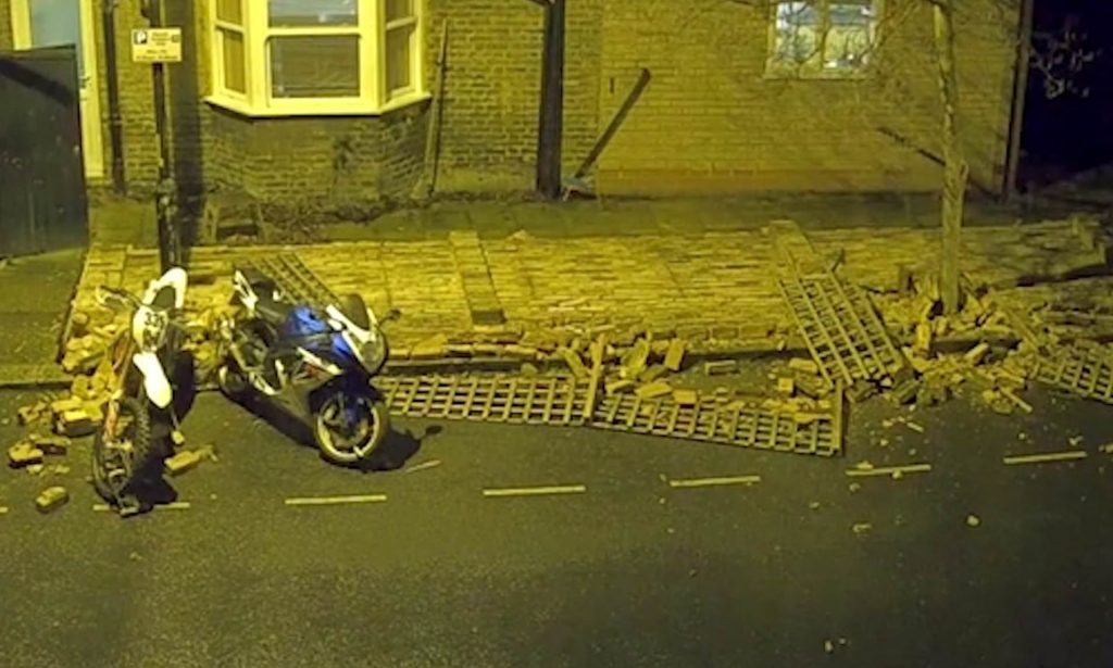 Αγγλία: Τοίχος καταρρέει σαν…  τραπουλόχαρτο από τους δυνατούς ανέμους! (βίντεο)