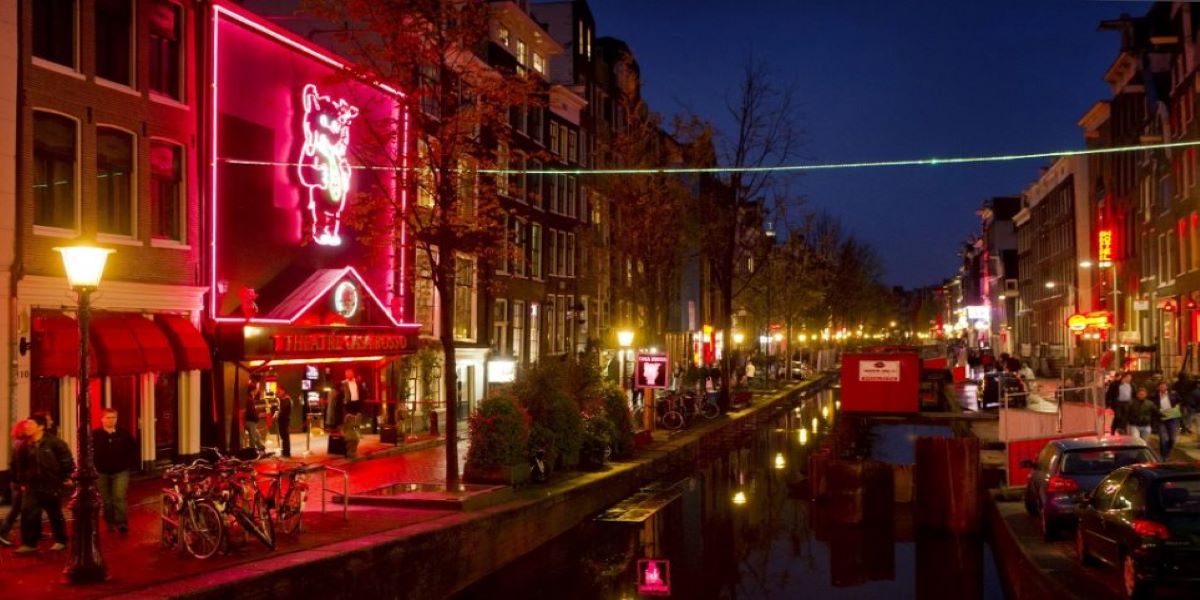 Άμστερνταμ: Ο δήμος κατασκευάζει «εpωτικό συγκρότημα» για να «σωθεί» η κόκκινη συνοικία