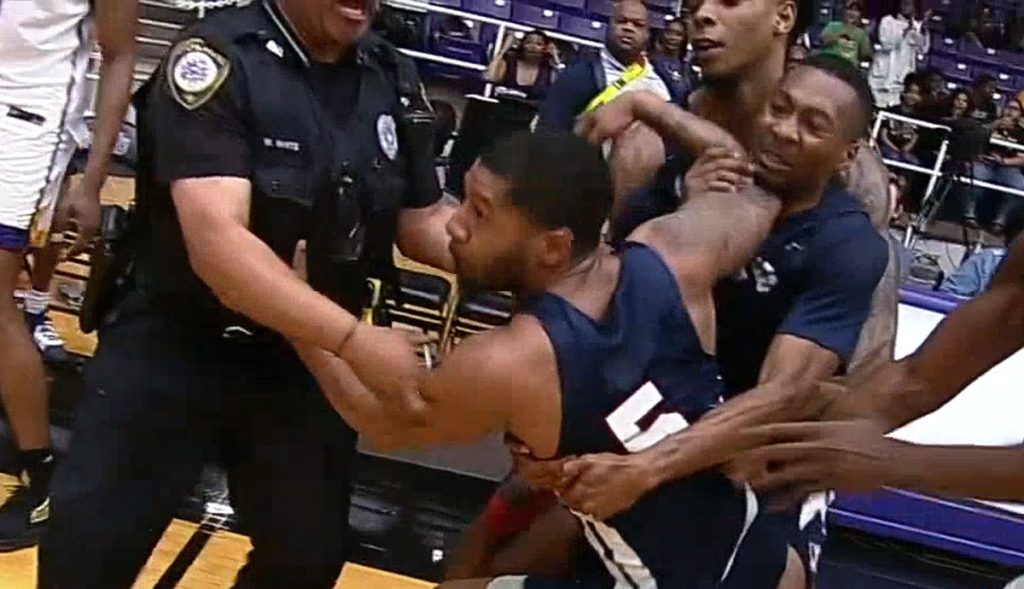 Έκαναν… ρινγκ το παρκέ – Απίστευτο ξύλο ανάμεσα σε ομάδες κολεγιακού μπάσκετ! (βίντεο)