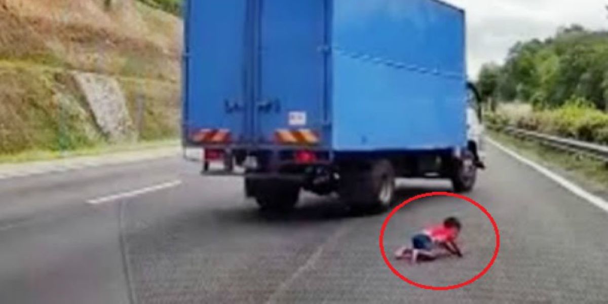 Δίχρονο αγοράκι εκσφενδονίζεται από αμάξι και βρίσκεται στη μέση του δρόμου – Ευτυχώς δεν έπαθε τίποτα (βίντεο)