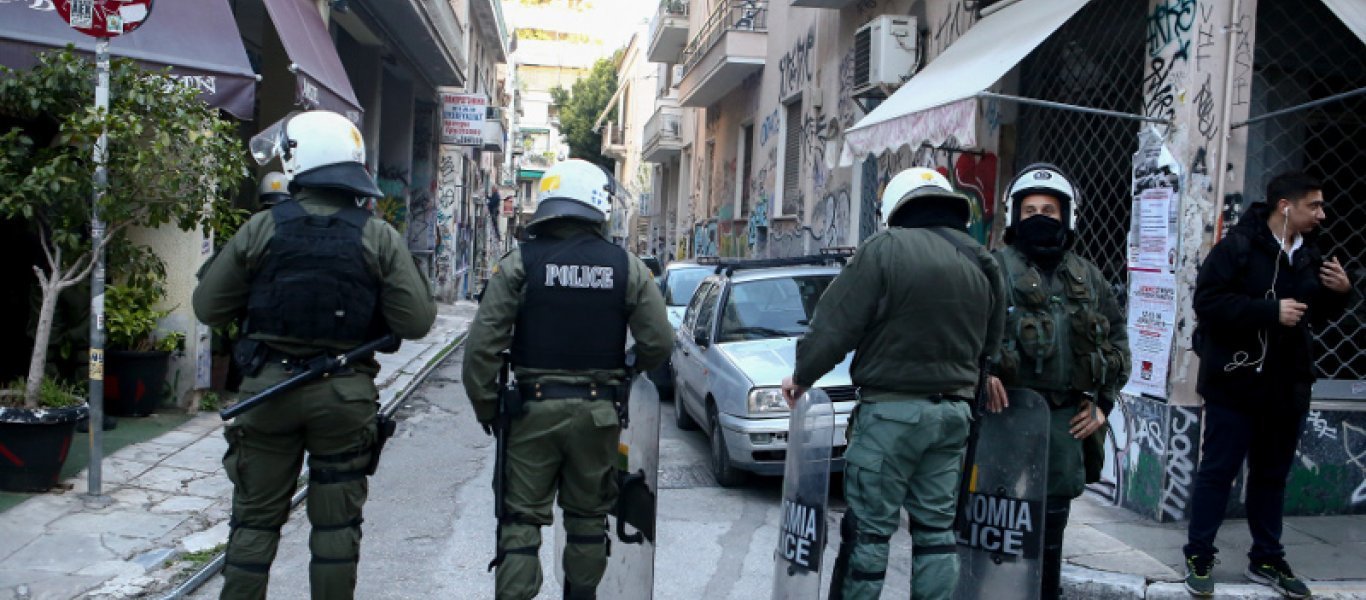 Συμμορία Αλγερινών στα Εξάρχεια: Ταυτοποιήθηκαν 18 δράστες – Ανθρωποκυνηγητό για τη σύλληψη όλων των μελών