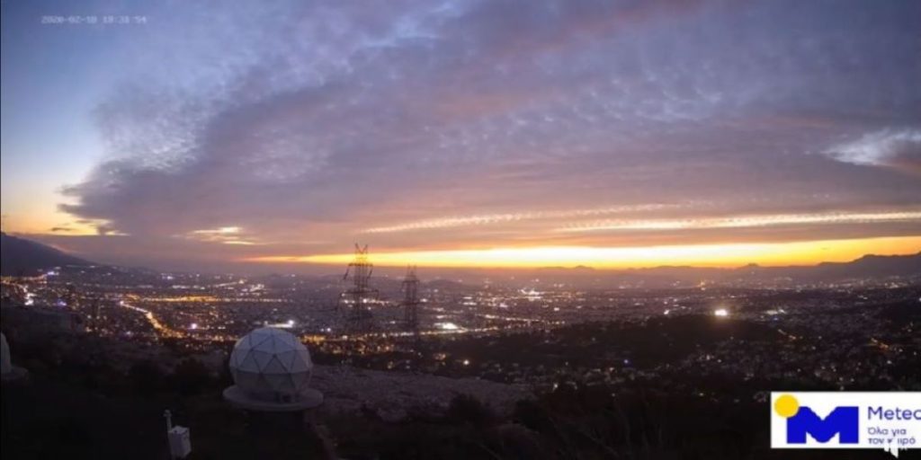 Fallstreak Hole: Το σπάνιο φαινόμενο που «σκίασε» τον Αθηναϊκό ουρανό (βίντεο)
