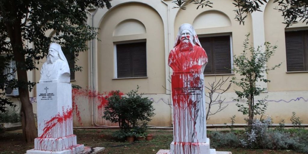 Περηφανεύονται κιόλας: Δημοσίευσαν βίντεο με τους βανδαλισμούς στην Ιερά Μητρόπολη Θεσσαλονίκης (βίντεο)