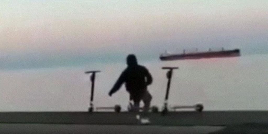 Θεσσαλονίκη: Ανήλικοι ρίχνουν πατίνια στον Θερμαϊκό και βγάζουν βίντεο με τα «πανηγύρια» τους (βίντεο)