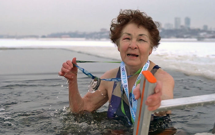 «Χρυσή Γιαγιά»: 83χρονη κέρδισε το παγκόσμιο πρωτάθλημα χειμερινής κολύμβησης (βίντεο)