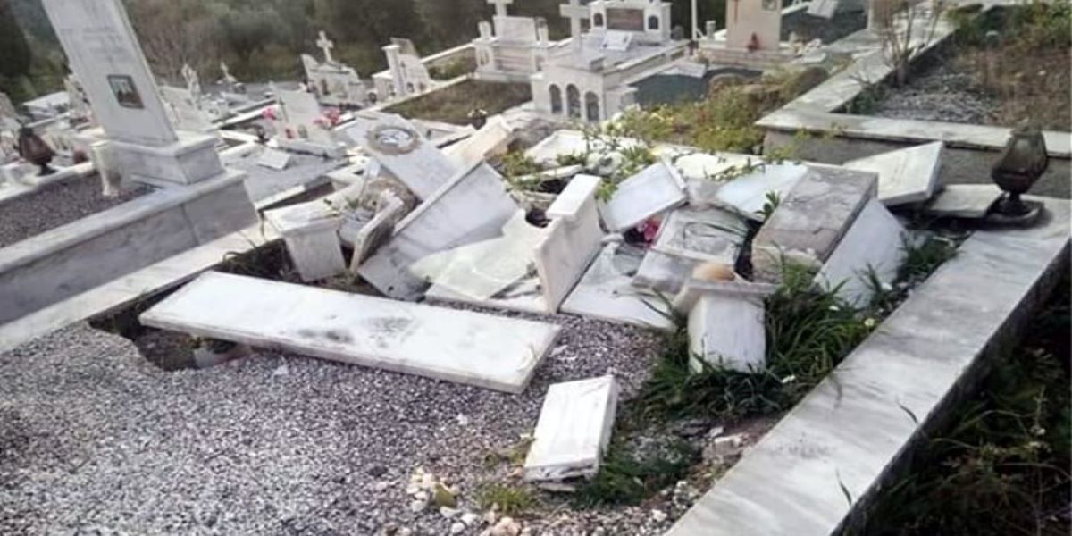 Αγρίνιο: Βανδάλισαν μνήματα σε νεκροταφείο – Τι εξετάζουν οι αρχές